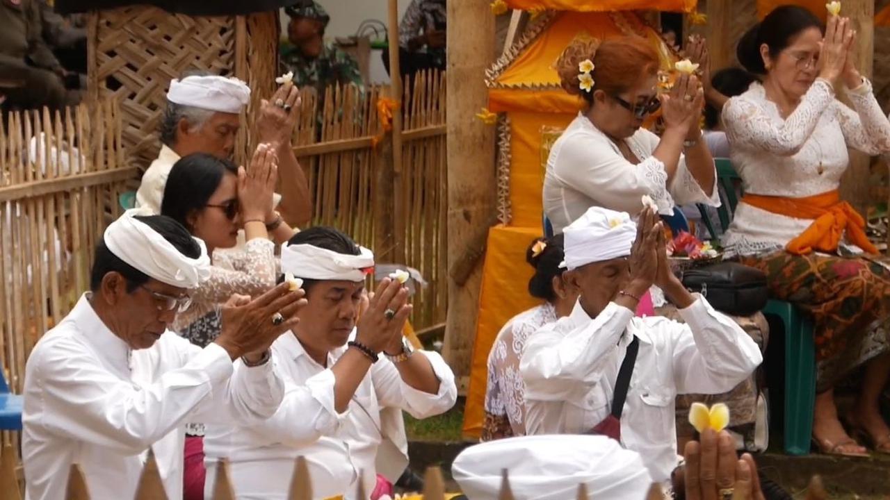 Umat hindu sedang sembahyang di pura Mandara Giri Semeru