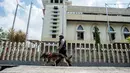 Polisi dengan menggunakan anjing pelacak melakukan penyisiran sebuah gereja di Surabaya menjelang Paskah setelah bom bunuh diri di katedral Makassar, Rabu (31/3/2021). Kegiatan tersebut merupakan upaya peningkatan pengamanan tempat ibadah, khususnya gereja di kota pahlawan. (Juni Kriswanto/AFP)