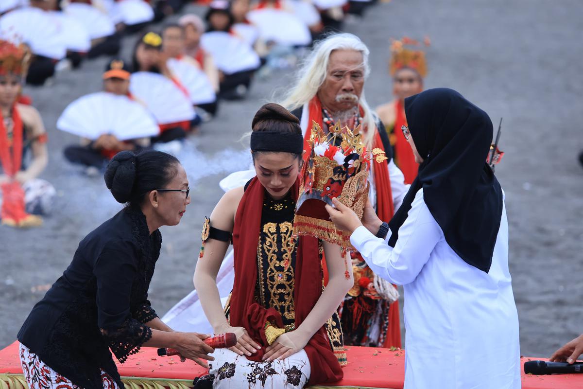 1.400 penari mengikuti prosesi sakral Meras Gandrung di Pantai Marina Boom