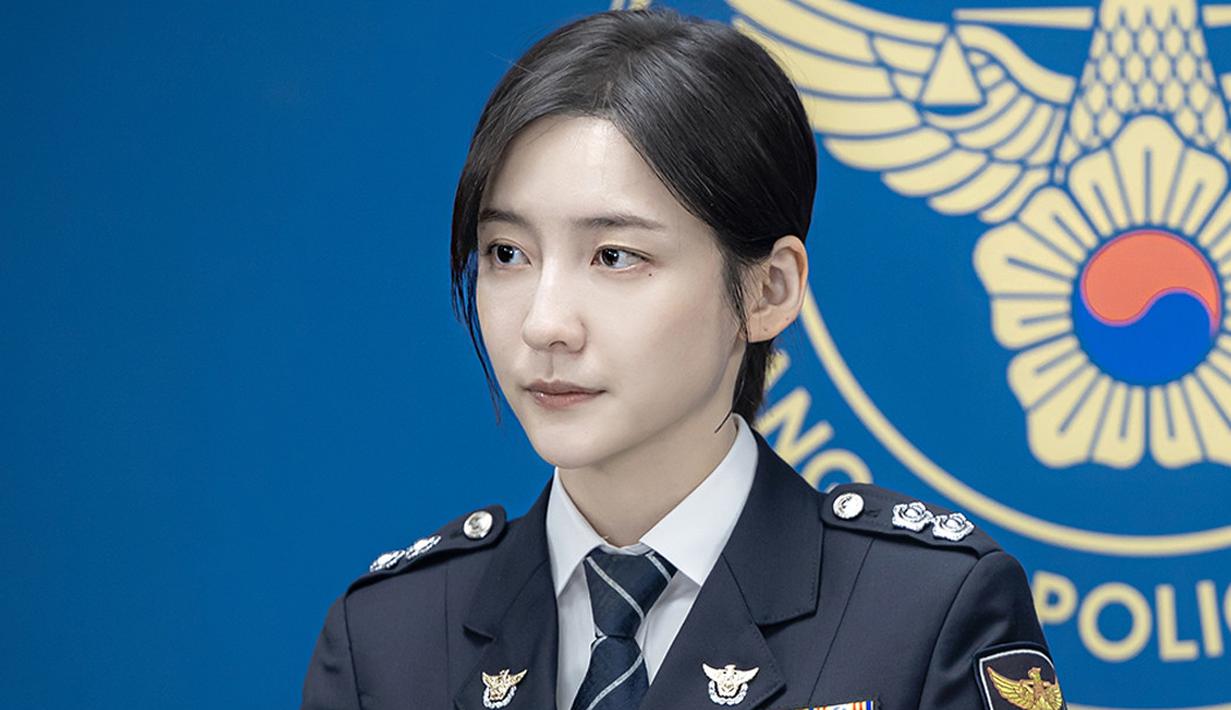 <p>Lee Kang Hyun saat berseragam menampilkan pesona yang berbeda. Pemirsa sangat mengantisipasi transformasi akting Park Ji Hyun lewat drama ini. (Foto: SBS)</p>