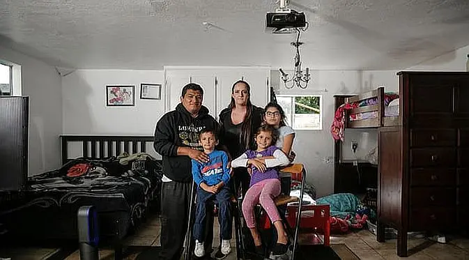 Dua orang pegawai kafetaria Facebook, Victor dan Nicole, bersama tiga anak mereka tinggal di sebuah garasi mobil selama tiga tahun (Foto: Andrew Burton / The Guardian)