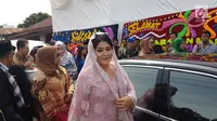 Putri Presiden Jokowi, Kahiyang Ayu tiba di lokasi acara pemberian marga, di rumah salah satu paman Bobby Nasution, di Medan Johor, Selasa (21/11). Berbalut kebaya pink pastel, penampilan Kahiyang berbeda dari biasanya. (Liputan6.com/Aditya Eka Prawira)