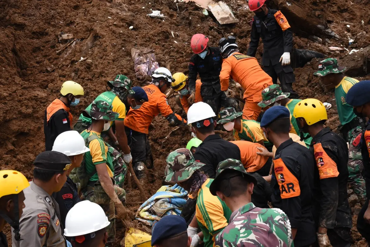 Evakuasi korban gempa