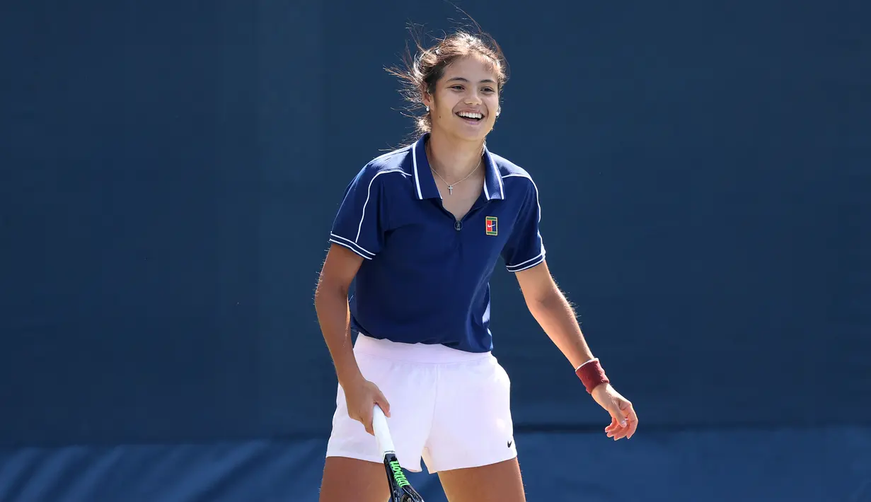 Emma Raducanu dari Inggris Raya tersenyum selama sesi latihan pada Hari Kedua Belas US Open 2021 di USTA Billie Jean King National Tennis Center, New York (10/9/2021). Capaian Raducanu ke final sangat membanggakan untuknya lantaran tampil pertama kali di US Open. (Matthew Stockman/Getty Images/AFP)