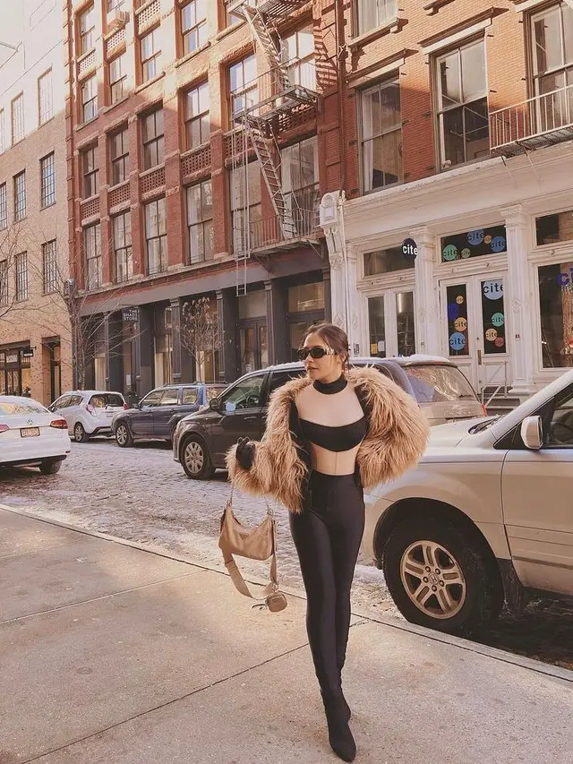 Gaya Fashionable Prilly Latuconsina di Jalanan New York, Busana Super Ketat Jadi Sorotan