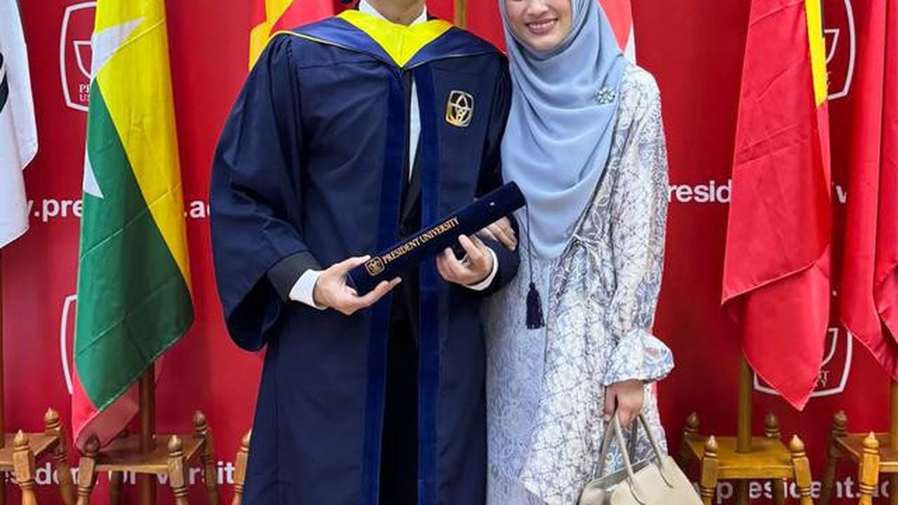 4 Potret Alyssa Soebandono Pakai Tunik Batik, Anggun Dampingi Dude Harlino Wisuda