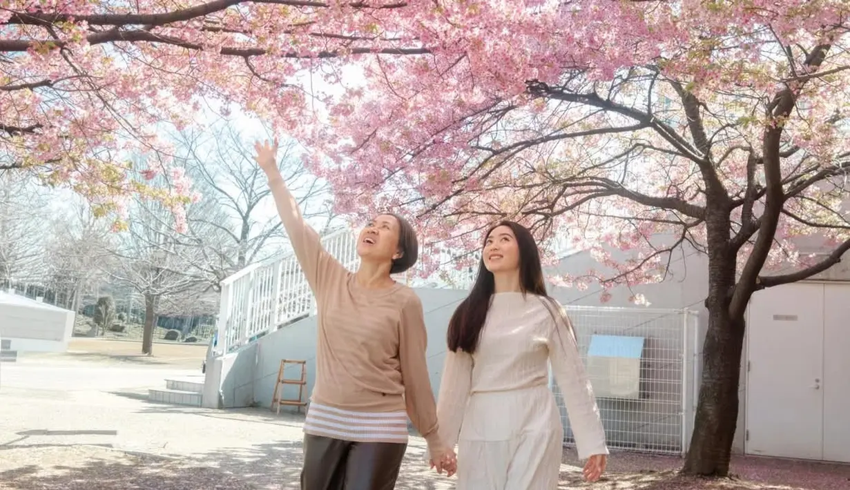 Berbalut spring outfit yang edgy, Natasha Wilona menikmati indahnya bunga sakura yang bermekaran [@natashawilona12]