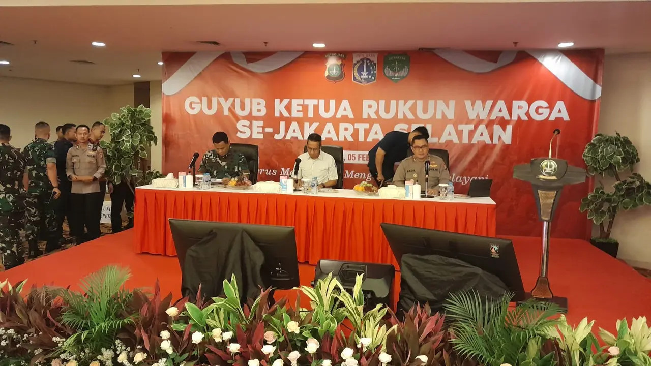 Kapolda Metro Jaya bersama Pj Gubernur DKI Jakarta dan Pangdam Jaya menghadiri acara Guyub Ketua Rukun Warga di kawasan Setiabudi, Jakarta Selatan pada Minggu (5/2/2023).