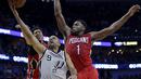 Guard San Antonio Spurs Tony Parker berusaha melakukan lay-up walau dijaga ketat oleh Antony Davis dan Tyreke Evans (New Orleans Pelicans).(AP Photo/Gerald Herbert)