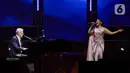Musisi David Foster (kiri) tampil bersama penyanyi Rossa (kanan) saat konser bertajuk Hitman Returns di Indonesia Convention Exhibition (ICE) BSD, Kabupaten Tangerang, Banten, Sabtu (15/6/2024). (Liputan6.com/Herman Zakharia)