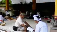 Umat hindu di Jakarta datangi pura untuk berdiam diri saat nyepi. Sementara itu, SMK di Kudus, Jawa Tengah, produksi film 3 dimensi (3D).