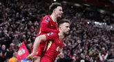 Pemain Liverpool, Diogo Jota (bawah) melakukan selebrasi bersama Curtis Jones (atas) setelah mencetak gol ke gawang Everton dalam laga lanjutan Liga Inggris 2024/2025 di Anfield, Liverpool, Inggris, Rabu (02/04/2025) waktu setempat. (AP Photo/PA/Peter Byrne)