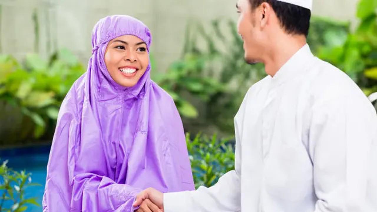 Hukum Mencium Pasangan saat Puasa, Apakah Membatalkan?