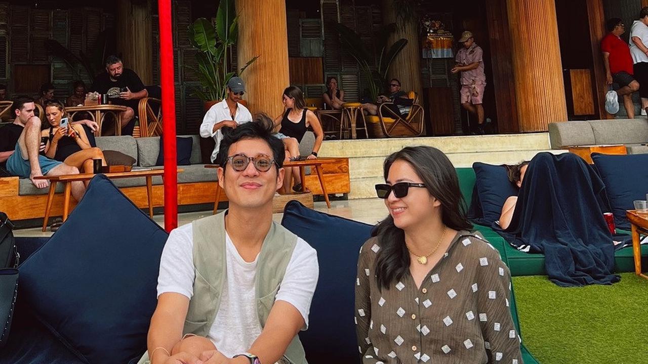 "Dulu waktu masih PDKT pernah ngedate di sini. Lalu sekarang kembali lagi ke pohe udah sama my halal boyfriend dan nambah dua monster kecil," tulisnya sebagai caption.