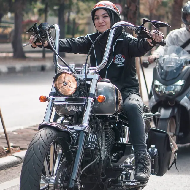 Bisa Tampil Garang, Ini 7 Gaya Selebriti Cewek dengan Moge
