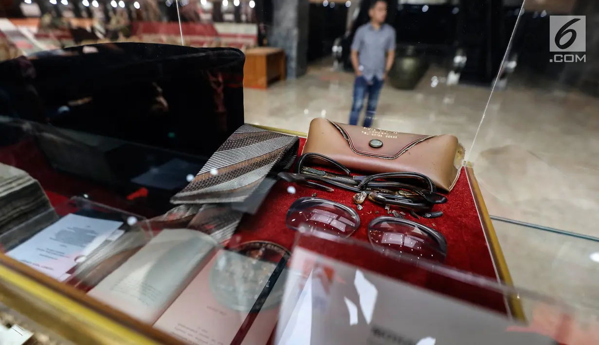 Pengunjung melintas di depan salah satu stan dalam pameran benda-benda peninggalan, di Kompleks Parlemen, Senayan, Jakarta, Senin (19/8/2019). Pameran bersama Museum DPR RI 2019 "Museum untuk Kemajuan Informasi dan Peradaban Bangsa" itu berlangsung dari 19-21 Agustus. (Liputan6.com/Johan Tallo)