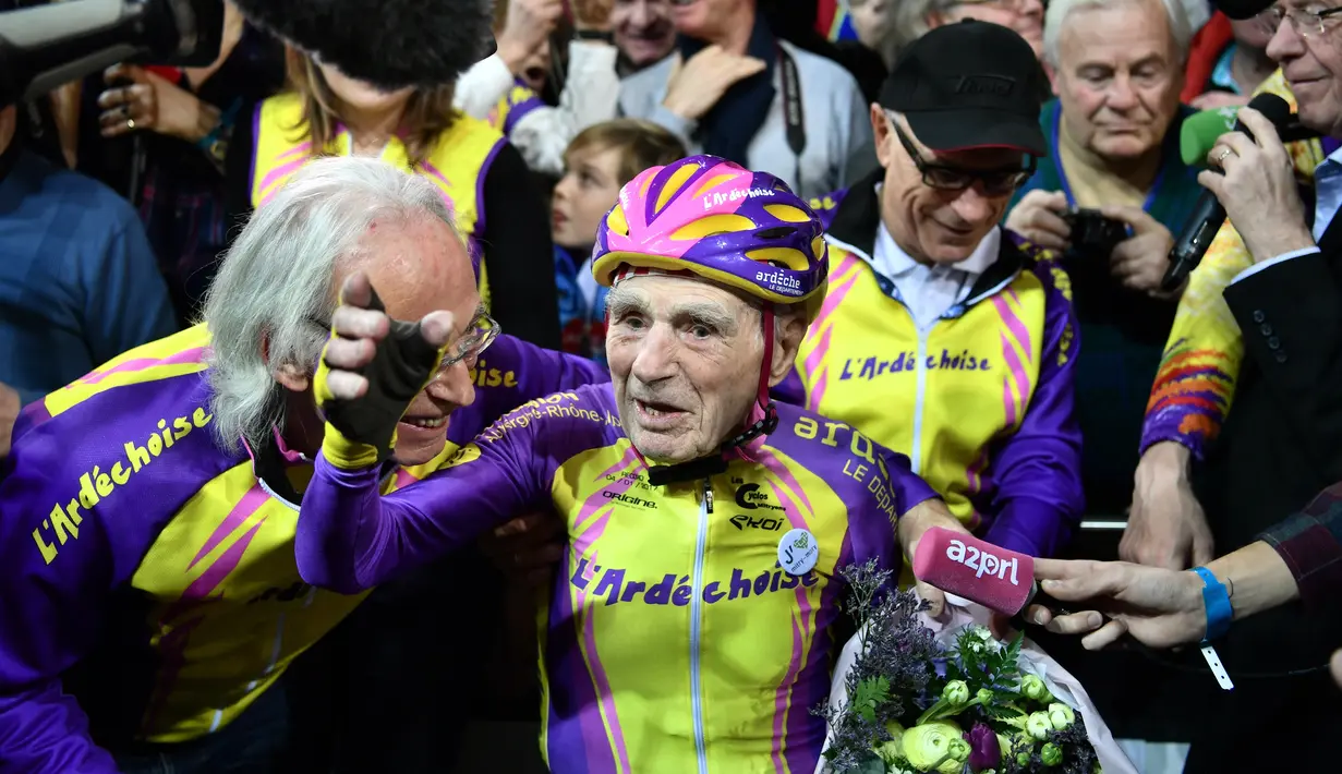 Pesepeda asal Perancis, Robert Marchand ( 105 tahun), merayakan pemecahan rekornya di Saint-Quentin-en-Yvelines, dekat Paris, Rabu (4/1). Marchand berhasil memecahkan rekor bersepeda lebih dari 14 mil (setara 22,5 km) selama satu jam. (PHILIPPE LOPEZ/AFP)