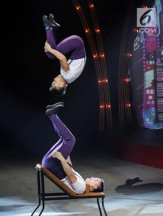 Pemain Oriental Circus Indonesia menunjukkan akrobat dalam The Great 50 Show di GBK, Senayan, Jakarta, Jumat (14/12). The Great 50 Show akan tampil selama 7 bulan di kota-kota di Jawa dan Bali. (Liputan6.com/Fery Pradolo)