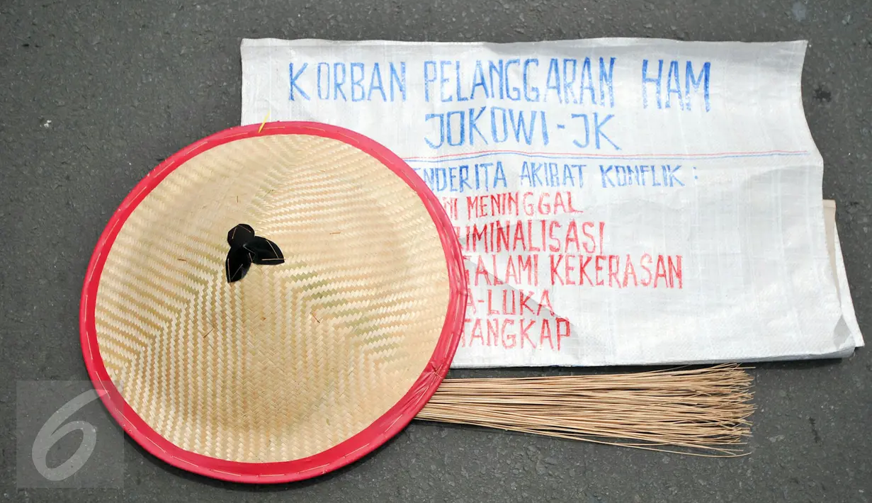 Peringati hari HAM sedunia, ratusan buruh melakukan longmarch dari depan Gedung Balaikota Jakarta menuju Istana Merdeka mendesak pencabutan PP no. 78 tahun 2015 tentang pengupahan, Jakarta, Kamis (10/12). (Liputan6.com/Yoppy Renato)