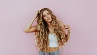 Cara Mengeritingkan Rambut dengan Catokan dan Tanpa Alat Panas agar Hasil Tahan Lama