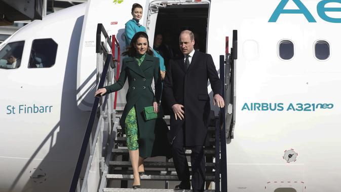 Pangeran William dan Kate Middleton saat tiba di Dublin International Airport, Dublin, Irlandia, Selasa, 3 Maret 2020. (DEREK FARRELL / POOL / AFP)