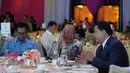 Pemimpin Redaksi Liputan6.com, Mohammad Teguh (tengah) berbincang dengan salah satu penerima penghargaan Digital Marketing Award 2015 di Jakarta, Kamis (22/10/2015). (Liputan6.com/Helmi Fithriansyah)