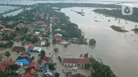 Foto udara tanggul jebol di Desa Sumberurip, Pebayuran, Kabupaten Bekasi, Jawa Barat, Senin (22/2/2021). Banjir akibat luapan sungai Citarum mengakibatkan 5 Desa terisolir selama tiga hari akibat tanggul sungai Citarum jebol. (Liputan6.com/Herman Zakharia)