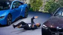 CEO BMW, Harald Krueger jatuh pingsan saat sedang presentasi selama Frankfurt Motor Show (IAA) di Frankfurt, Jerman, Selasa (15/9). Krueger jatuh ketika tengah memberikan ulasan mengenai produk terbaru BMW. (REUTERS/Kai Pfaffenbach)