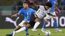 Gelandang timnas Jerman Serge Gnabry (kanan) berebut bola dengan gelandang Lorenzo Pellegrini pada matchday pertama UEFA Nations League A Grup 3 di Renato Dall'Ara, Minggu (6/5/2022) dini hari WIB. Jerman bermain imbang melawan Italia dengan skor 1-1. (AP Photo/Antonio Calanni)