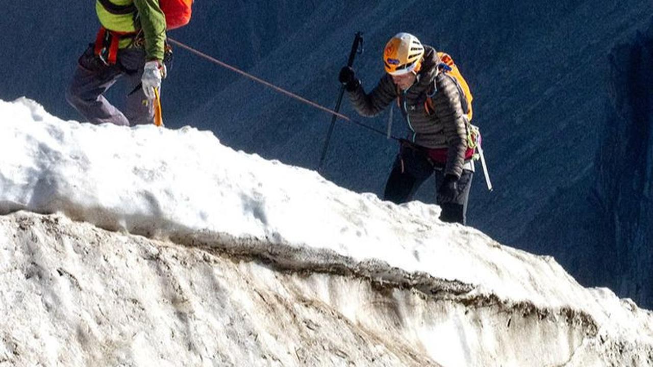 Sekelompok pendaki berjalan melewati salju yang menyelimuti Gunung Mont Blanc ketika terjadi fenomena gelombang panas.