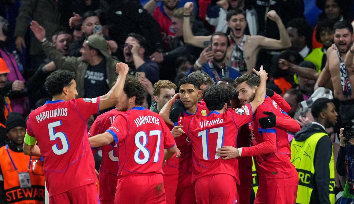 Delapan menit kemudian, Bradley Barcola berhasil menggandakan keunggulan. PSG menutup gol melalui Senny Mayulu pada menit ke-62. (AP Photo/Kin Cheung)