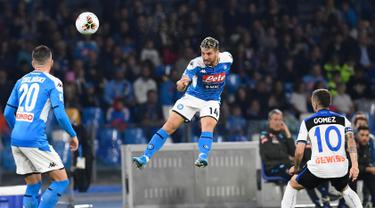 Penyerang Napoli, Dries Mertens menyundul bola saat menjamu Atalanta dalam laga pekan kesepuluh Liga Italia di Stadion San Paolo, Naples, Rabu (30/10/2019). Laga sengit Napoli vs Atalanta berakhir tanpa pemenang dengan skor 2-2. (Ciro Fusco/ANSA via AP)