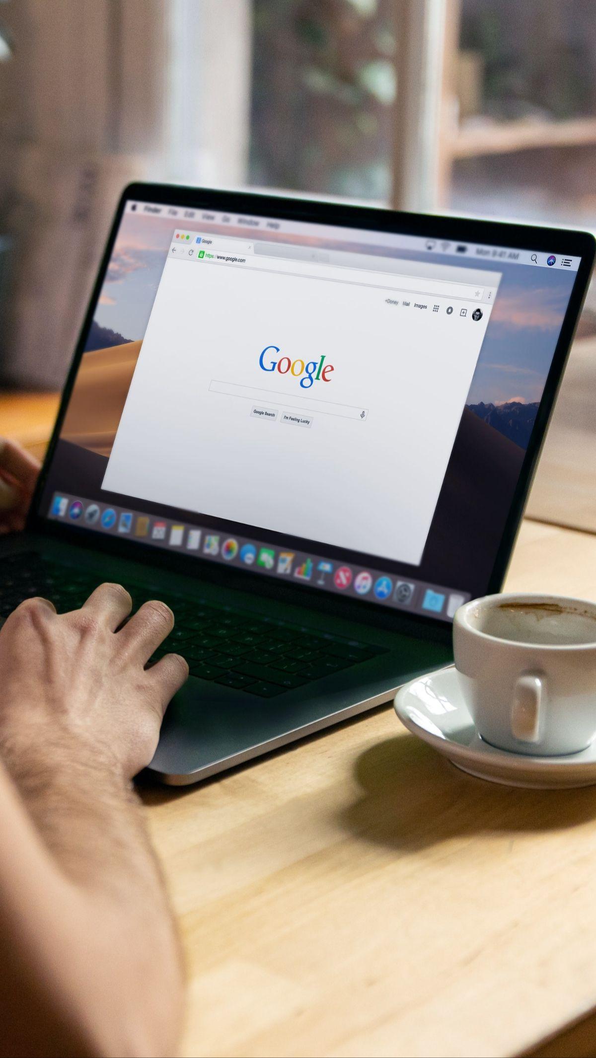 Browser menyediakan antarmuka yang mudah digunakan dan memungkinkan pengguna untuk menjelajahi berbagai situs web dengan mudah.