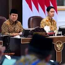Presiden Prabowo Subianto didampingi Wapres Gibran Rakabuming Raka memimpin sidang perdana Kabinet Merah Putih di Istana, Jakarta, Rabu (23/10/2024). (Foto: Biro Pers Sekretariat Presiden)