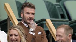 David Beckham menyaksikan Simona Halep dari Rumania dan Amanda Anisimova dari AS bertanding pada hari kesepuluh Kejuaraan Wimbledon 2022 di The Klub Tenis All England, London (6/7/2022). Becks juga tampil necis dengan jam tangan Tudor Black Bay Pro di lenggannya. (AP Photo/Kirsty Wigglesworth)