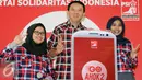 Calon Gubernur DKI Basuki Tjahaja Purnama (tengah) berpose bersama Juru Bicara Teman Ahok Amalia Ayuningtyas dan Wasekjen PSI Danik Eka R usai peluncuran aplikasi Go Ahok2 di Jakarta, Senin (28/11). (Liputan6.com/Helmi Fithriansyah)