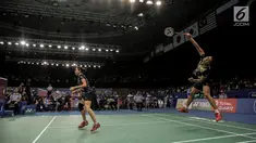 Ganda Campuran Indonesia, Alfian Eko Prasetya/Annisa Saufika beraksi saat melawan Kenta Kazuno/Ayane Kurihara (Jepang) di laga pertama Indonesia Open 2017 di Jakarta, Selasa (13/6). Alfian/ Annisa unggul dengan skor 21-21. (Liputan6.com/Faizal Fanani)