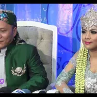 Tak ada yang salah dengan busana pengantin Iwa K, hanya saja alas kaki yang ia adalah sneakers