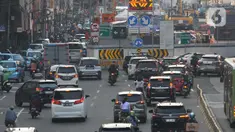 Suasana lalu lintas di Kawasan Glodok Hayam Muruk, Jakarta, Jumat (21/7/2023). Proyek Pembangunan MRT fase dua membentang sepanjang 11,8 kilometer dari Kawasan Bundaran HI hingga Ancol Barat. (merdeka.com/Imam Buhori)