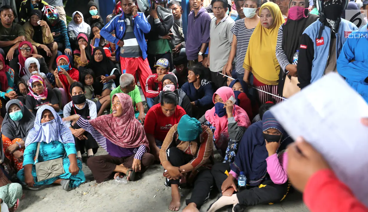 Warga korban gempa dan tsunami Palu menunggu panggilan petugas di kantor Dinas Sosial, Palu, Sulawesi Tengah, Minggu (7/10). Dinsos Palu salurkan bantuan berupa beras dan mie instant kepada masyarakat yang terdampak gempa. (Liputan6.com/Fery Pradolo)