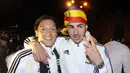Pemain Real Madrid, Karim Benzema berpose bersama rekannya, Mesut Ozil setelah memenangkan final Piala Spanyol melawan Barcelona di Madrid, 20 April 2011. (AFP/Dominique Faget)