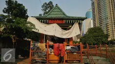Kondisi Halte Waterway di Jakarta, Kamis (19/5). Sudah dua tahun halte itu digunakan sebagai tempat petugas UPK Badan Air untuk beristirahat dan menginap. (Liputan6.com/Gempur M Surya)