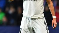 Penyerang Real Madrid, Karim Benzema, melakukan selebrasi usai mencetak gol ke gawang Viktoria Plzen, pada laga Liga Champions, Kamis (8/11/2018) dini hari WIB. (AFP / Joe Klamar)