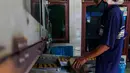 Pekerja memasukkan adonan kue ke oven di industri pembuatan kue kering Pusaka Kwitang, Jakarta, Kamis (30/4/2020). Kue kering yang dijual seharga Rp480 ribu per kaleng itu pada bulan Ramadan tahun ini mengalami penurunan produksi hingga 500 kaleng akibat pandemi COVID-19. (Liputan6.com/Johan Tallo)