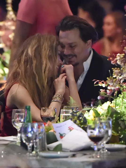 Kemesraan Johnny Depp dan Amber Heard saat menghadiri The Art of Elysium 2016 HEAVEN Gala di California, 9 Januari 2016. Johnny Depp dan Amber Heard menikah pada Februari 2015. Sayangnya pernikahan mereka hanya bertahan selama 15 bulan. (AFP PHOTO)