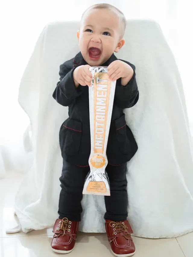 Gaya Elegan Rayyanza Malik Ahmad Tampil Bak Eksekutif Muda, Bikin Gemas