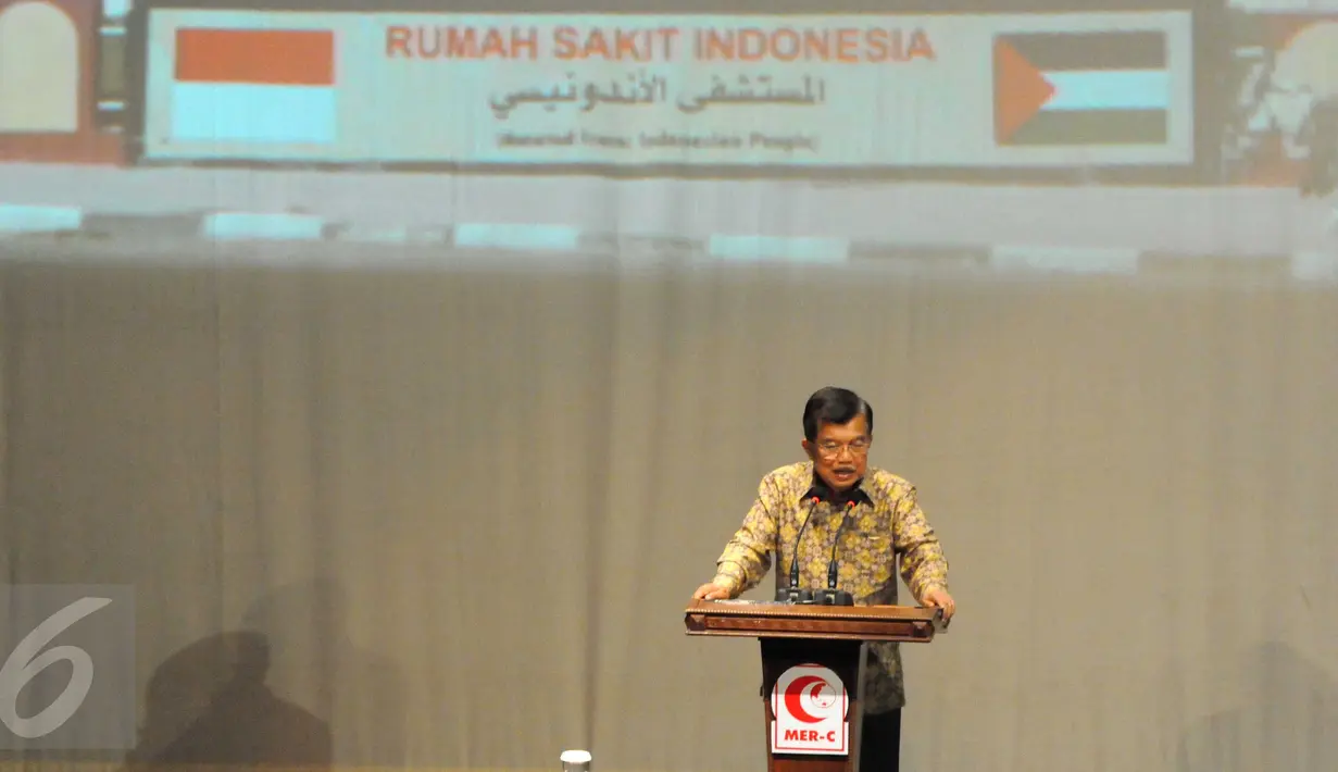 Wapres Jusuf Kalla memberikan sambutan saat acara penyerahan secara simbolis RS Indonesia di Gaza, Jakarta, Sabtu (9/1/2016). RS Indonesia adalah bantuan Indonesia yang donasi seluruhnya murni berasal dari rakyat Indonesia. (Liputan6.com/Helmi Afandi)