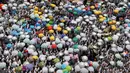 Jutaan jemaah haji berjalan kaki meninggalkan Masjid Namira, Padang Arafah usai melaksanakan salat dekat kota suci Mekkah (11/09). Masjid Namirah berada di perbatasan tanah Al-Haram dan padang Arafah. (REUTERS/Ahmed Jadallah)