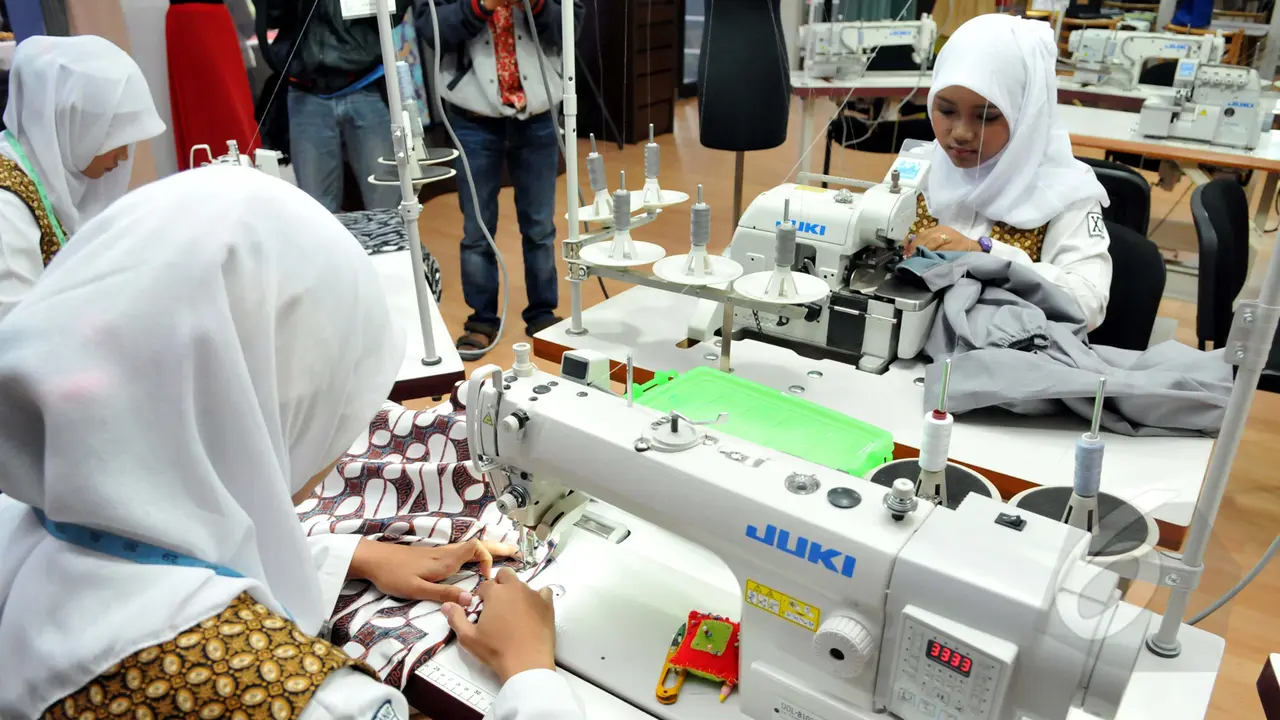 Begini Cara Siswi Sekolah Fashion Membuat Baju