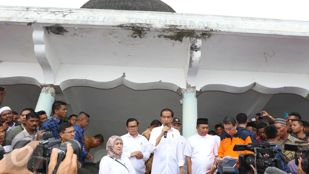 20161209-Jokowi Tinjau Masjid Roboh akibat Gempa-Aceh
